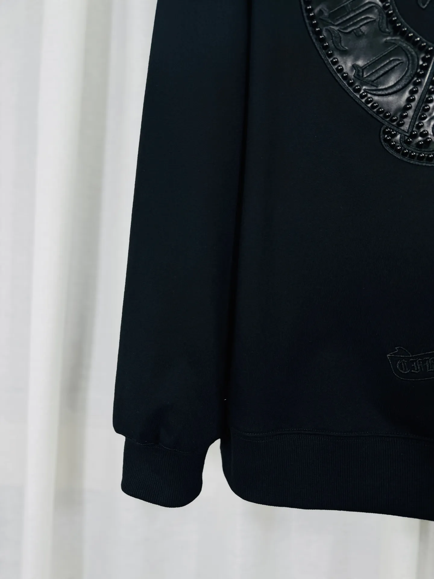P350 top version, real shot without P, ​​different from market currency) 𝗖𝗵𝗿𝗼𝗺𝗲 𝗛𝗲𝗮𝗿𝘁𝘀/Cro Heart 2025 washed and burned flower patch embroidered autumn and winter new original single counter American hollow patch 3D couple casual cardigan sweatshirt 👑The highest version! Customized fabric 480g tripe terry fabric! American acid-washed and distressed original fabric, laser burning + leather embroidery, exquisite embroidery of letters! The best-selling model in the counter, very comfortable to wear. Accessories: original molded and authenticated collar label➕100% silk wash label. Genuine purchase-grade original hangtag➕matching hanging rope➕3D hanging beads➕original packaging bag. Craftsmanship: The original version has consistent wiring! The highest version of the armhole matching technique! Color: Black Apricot Size: S M L XL Style Number: 25-370